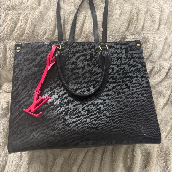 AUTHENTIC Louis Vuitton Black/Fuchsia Epi On The Go MM - Picture 2 of 16